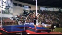 Renaud Lavillenie passe la barre de 5m20 en faisant un salto arrière... Easy!!!