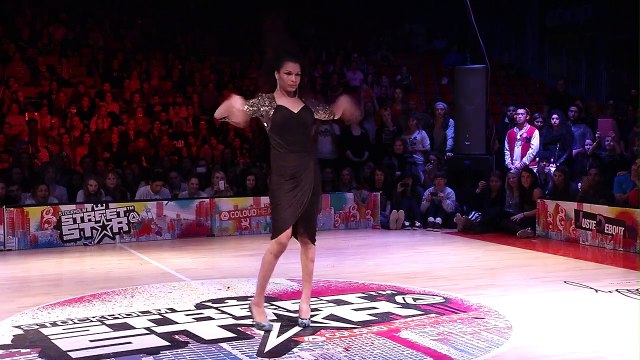 Cette danseuse met le feu sur la piste de danse