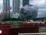 Un ballon gonflable géant vient écraser les voitures en pleine ville