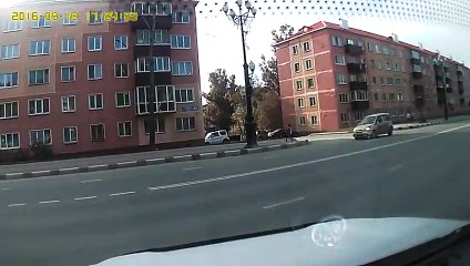 Une femme vient d’acheter une voiture toute neuve et la met sur le toit 3 heures plus tard