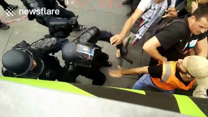 Riot police bludgeon journalists during anti-labour law demonstration