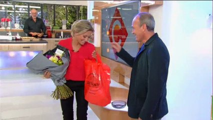 Download Video: Laurent Baffie fait un cadeau très osé à Anne-Sophie Lapix dans 