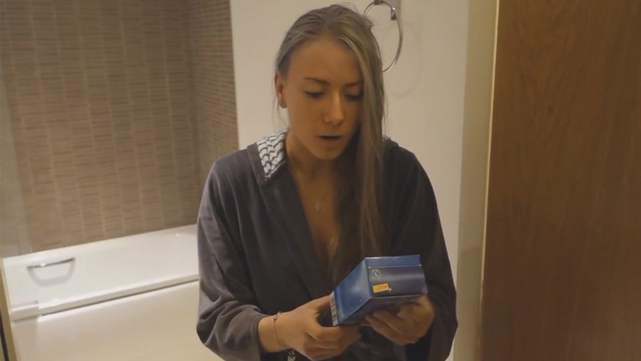 Ce mec remplace le shampoing de sa copine par de la teinture bleue