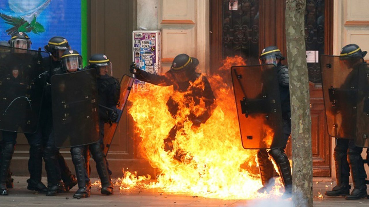 Un CRS brûlé par un cocktail Molotov