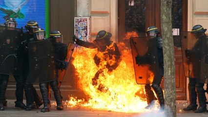 Un CRS brûlé par un cocktail Molotov