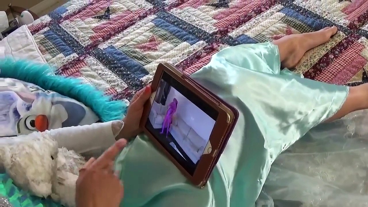 FROZEN ELSA LOSES HAIR WITH PINK SPIDERGIRL SPIDERMAN VS VENOM PRANK SUPERHERO IN REAL LIFE KIDS IRL-O0IUPAwXe7A
