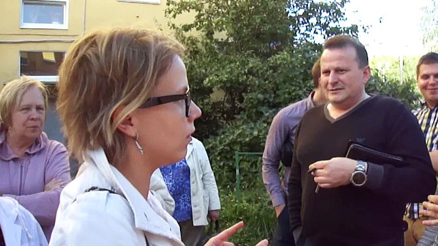 Избиратель таскает за щёки депутата Валерия Матвеева и кандидата от партии Единая Россия