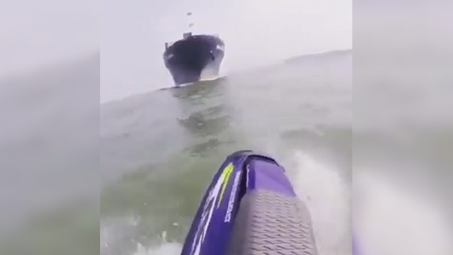 Il manque de passer sous une hélice en tombant de Jetski