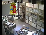 Il video della violenta rapina alla gioielleria del Centrum