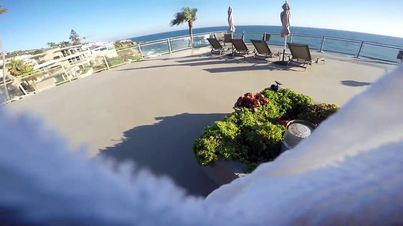 Un jeune homme saute dans une piscine depuis le toit d'un hôtel !