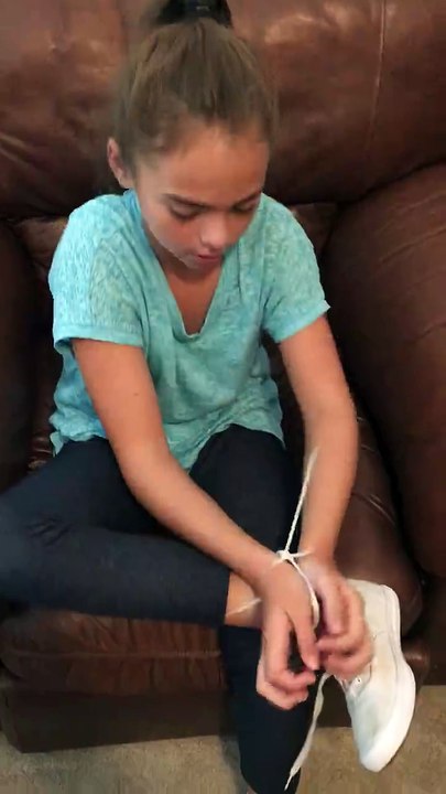 Comment se libérer les mains menottées par un collier de serrage en plastique ?