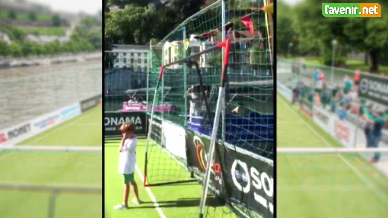 Jambes - un terrain de sport navigant sur la Meuse