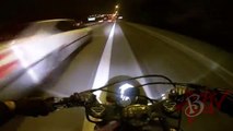 Un motociclista riesce a fuggire dalla polizia con un trucco perfetto!