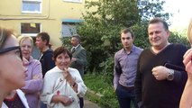 Избиратель таскает за щёки депутата Валерия Матвеева и кандидата от партии 