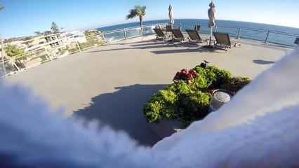 Complètement dingue ! Il se lance du toit d’un hôtel et plonge dans la piscine !