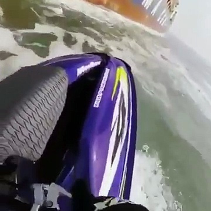 Un jet skieur s'approche trop près d'un porte-conteneurs