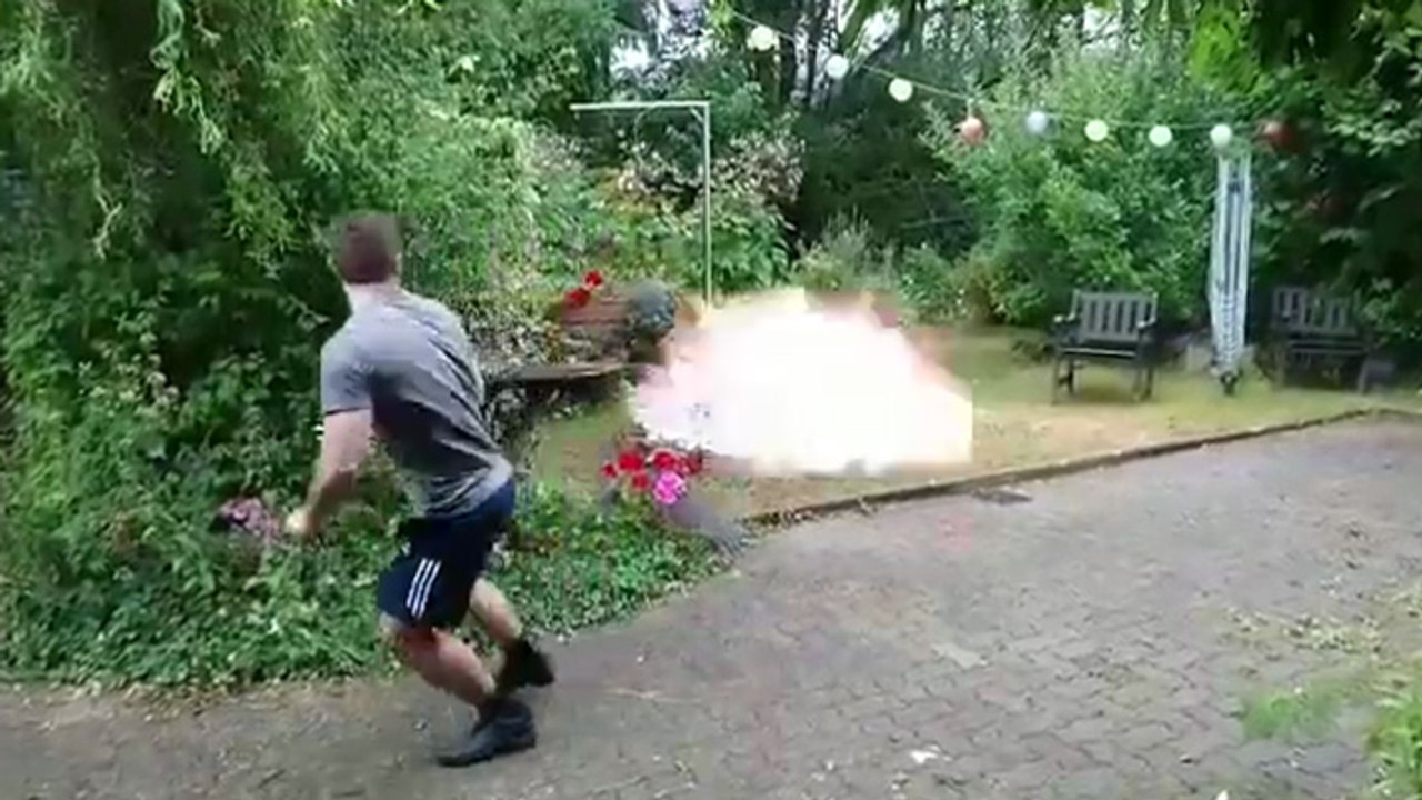En faisant brûler des papiers il met le feu à son jardin