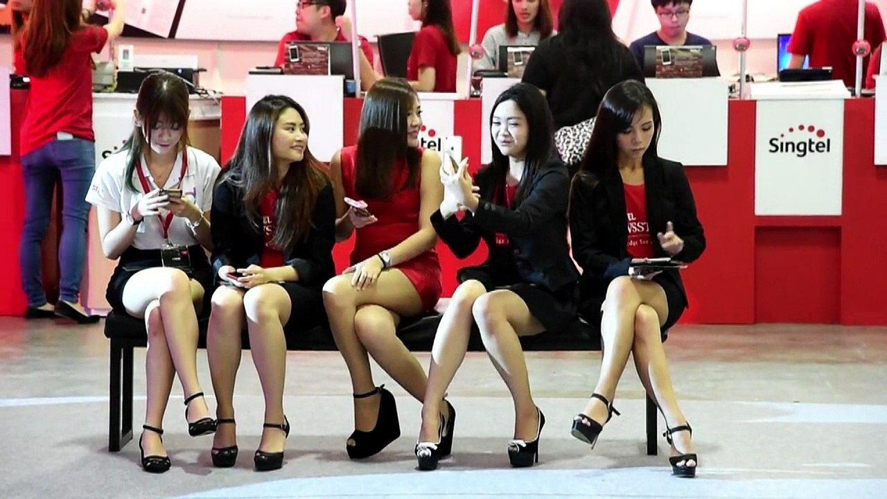 سكان سنغافورة يتهافتون لشراء الجيل الجديد من هواتف "آي فون" 7