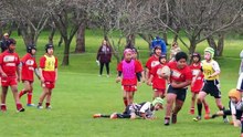 Un impressionnant petit rugbyman écrase tout sur son passage. La relève est bel et bien assurée !