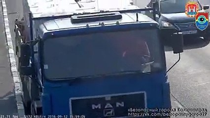 Man saves a kitten on highway