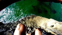 Un homme frôle la catastrophe en sautant d'une falaise