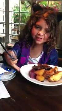 Au restaurant, cette petite fille sort offrir son repas à un sans-abris (vidéo)