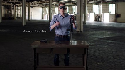 Montage d'une mitrailleuse M-16 les yeux bandés par un sénateur américain