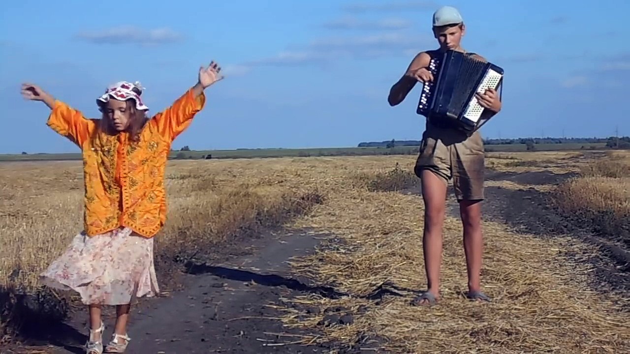 Mais WTF?? Accordéon et danse en Russie dans un champ..