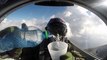 O que acontece quando um piloto bebe um copo de água de cabeça para baixo dentro de um caça...