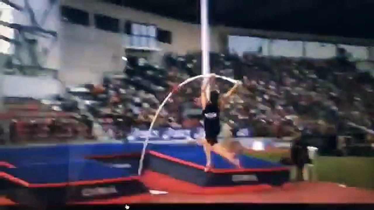 Renaud Lavillenie tape un salto arrière en saut à la perche