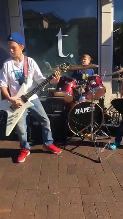 Trois gamins reprennent les énormes tubes de Metallica en pleine rue et se font repérer et féliciter par le groupe !