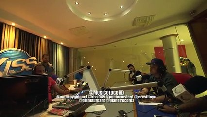 Musicologo el libro dando un freestyle directamente para bulova