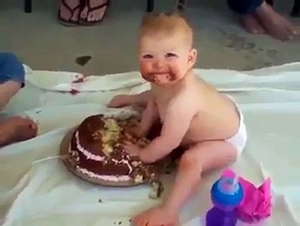 Son premier gâteau d'anniversaire, dont elle profite à fond