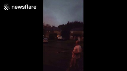 Man 'captures' lightning in amusing optical illusion