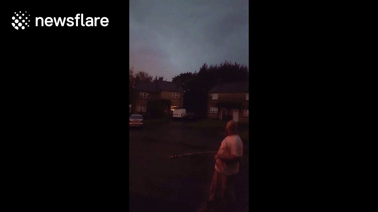 Man 'captures' lightning in amusing optical illusion