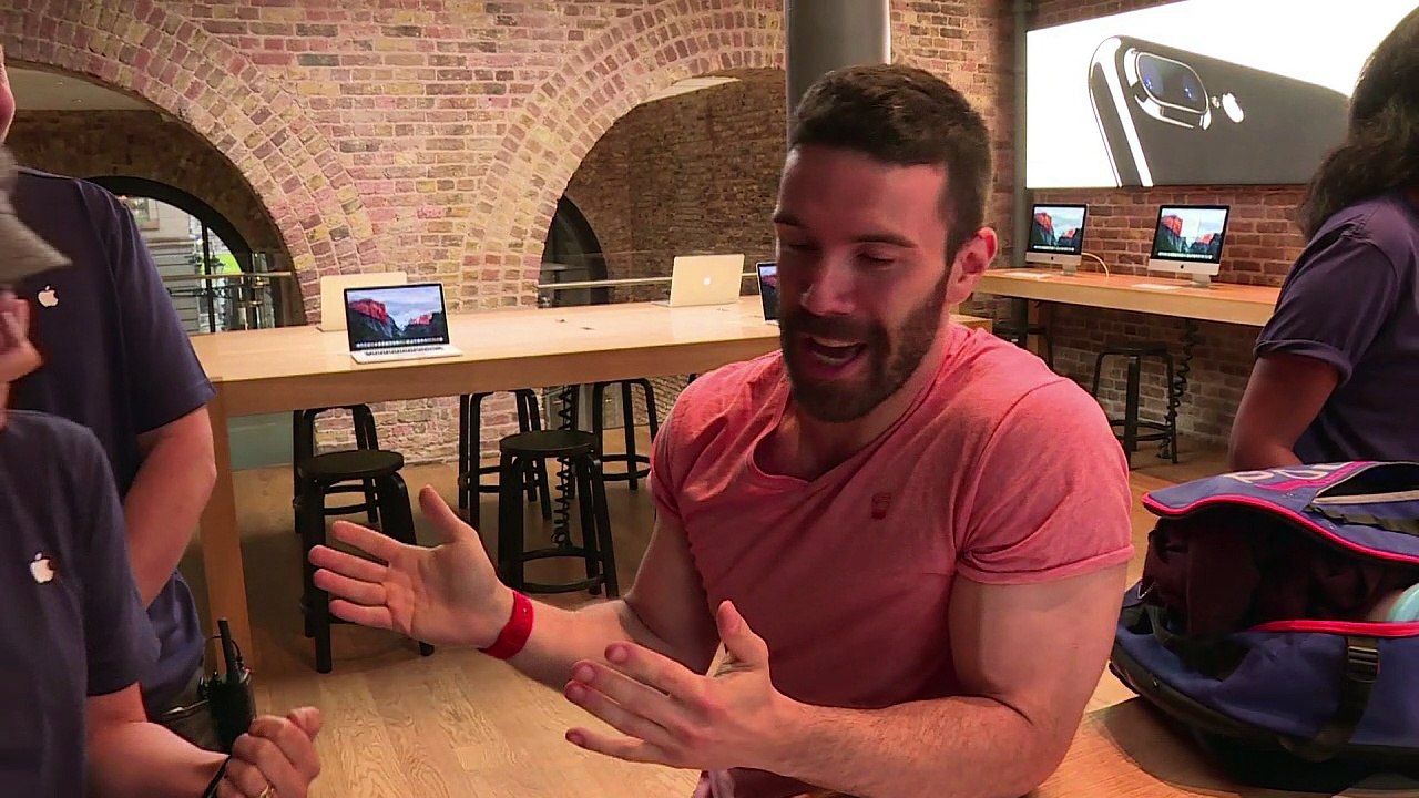 Largas filas en primer día de ventas de iPhone 7