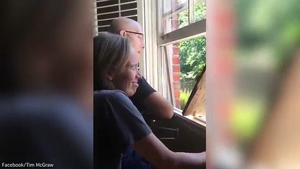 400 étudiants se réunissent en chorale devant leur prof atteint d'un cancer pour lui rendre hommage