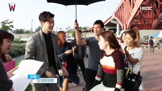 Han Hyo Joo and Lee Jong Suk - W Two Worlds Ending kiss BTS