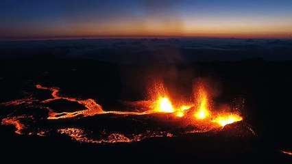 Un drone filme l'éruption du Piton de la Fournaise.