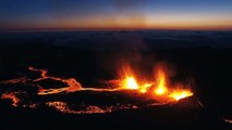 Un drone filme l'éruption du Piton de la Fournaise.