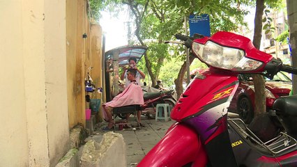 Barbeiros de rua de Hanói são mestres em tudo