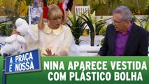 Nina aparece vestida de plástico bolha