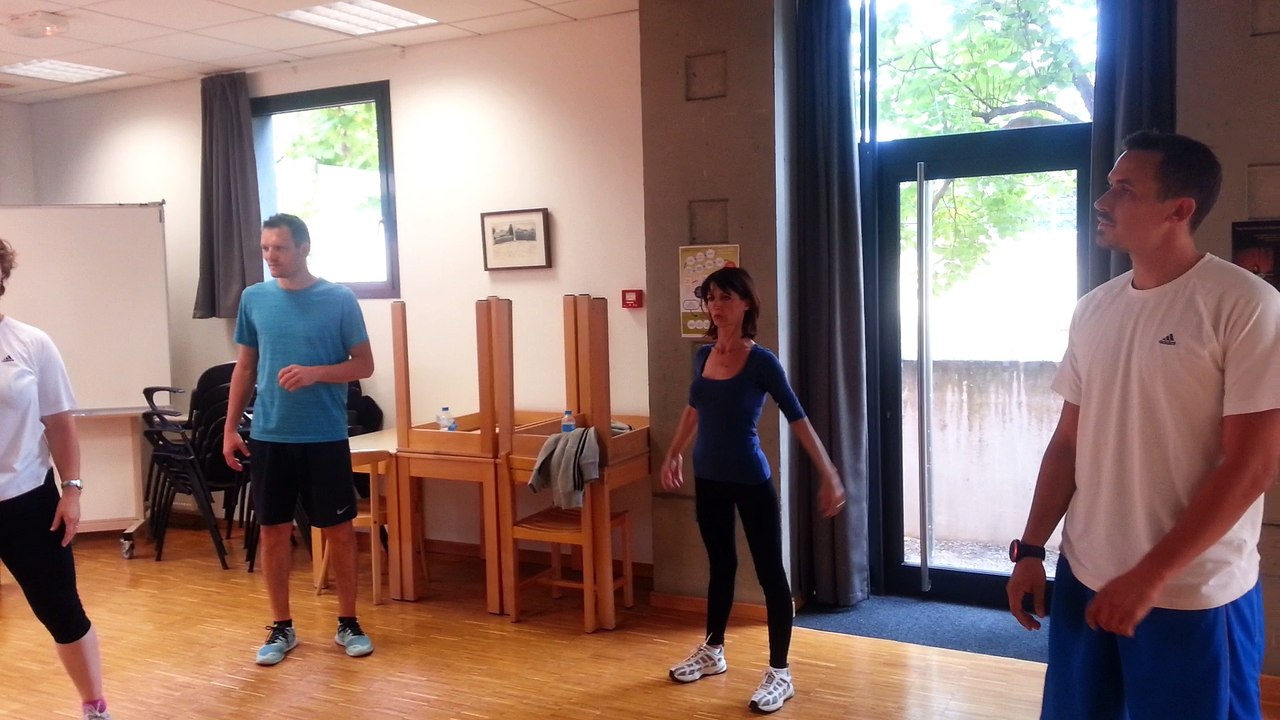 Les salariés font du sport pendant un stage contre le surmenage au travail