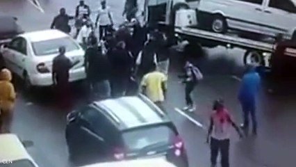 Qytetaret i vijne ne ndihme te moshuarit qe po grabitej