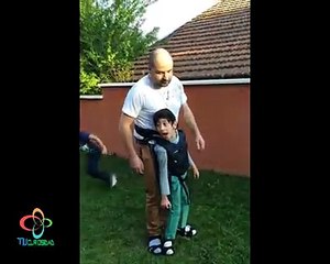 Un padre hace lo imposible por ver feliz a su hijo...