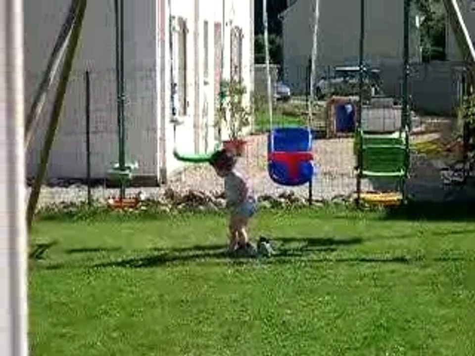 Ava aux grands pieds