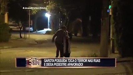 Garota possuida toca o terror nas ruas e deixa pedestre apavor