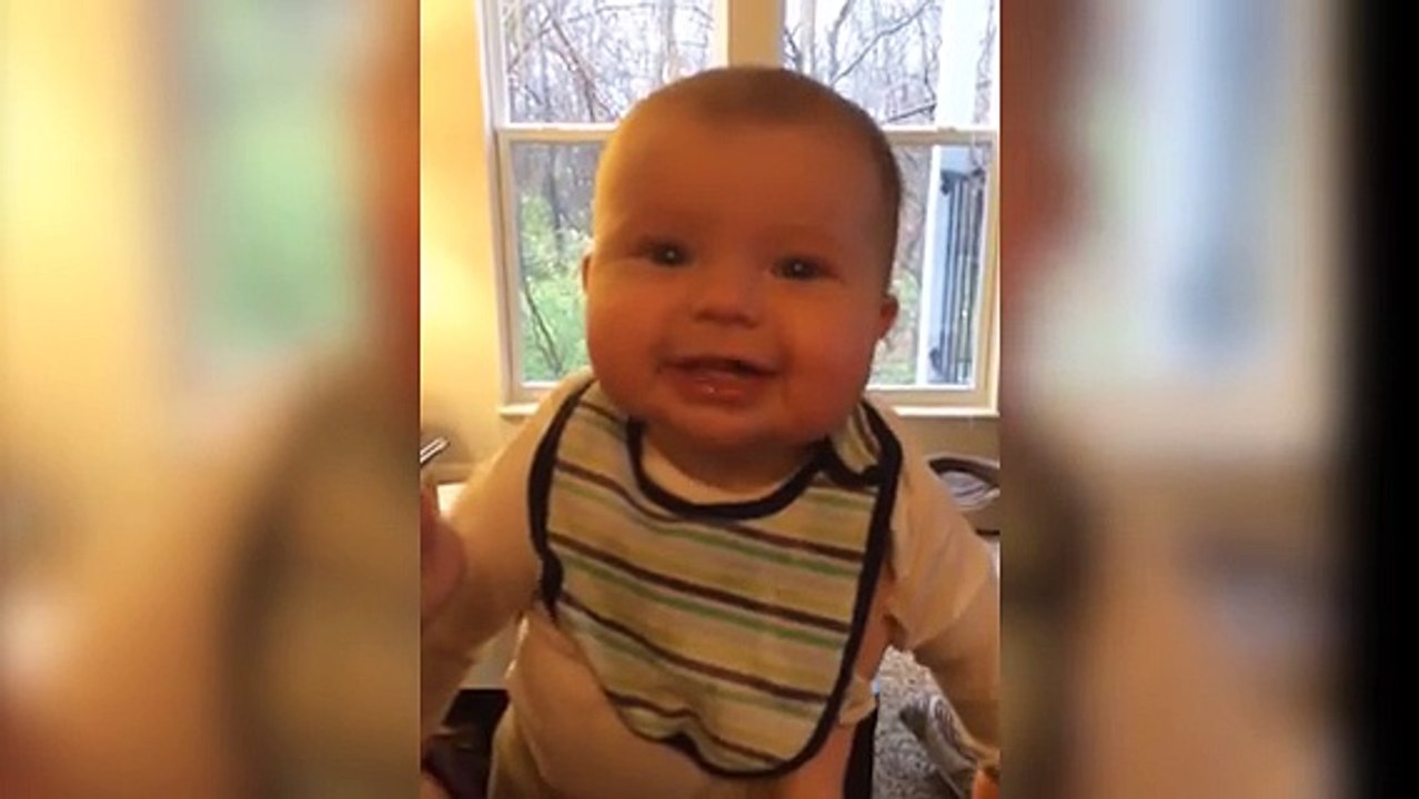 Bébé essai d'imiter maman mais c'est pas facile!