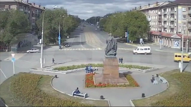 Ce chauffard oublie de tourner au rond point et frole 3 personnes! Dingue