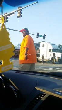 Ce camion transportant des voitures est coincé sur la voie ferrée et va se faire pulvériser par un train